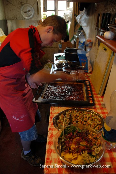 13 ...con erbe spontanee prepariamo piatti tipici per i 'viandanti'..jpg